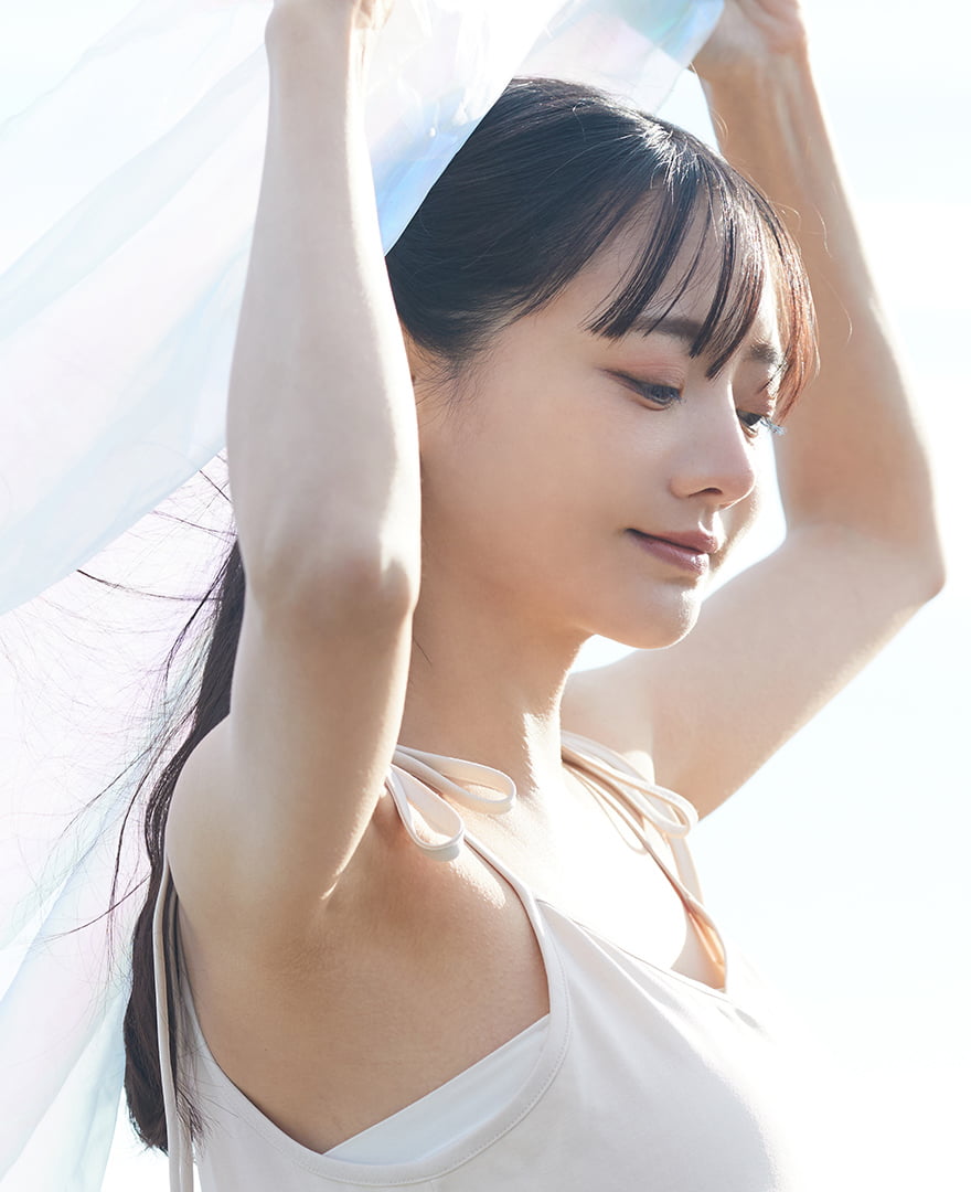 白い布を持つ女性